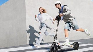 A man are riding NAVEE G5 Max electric scooter.